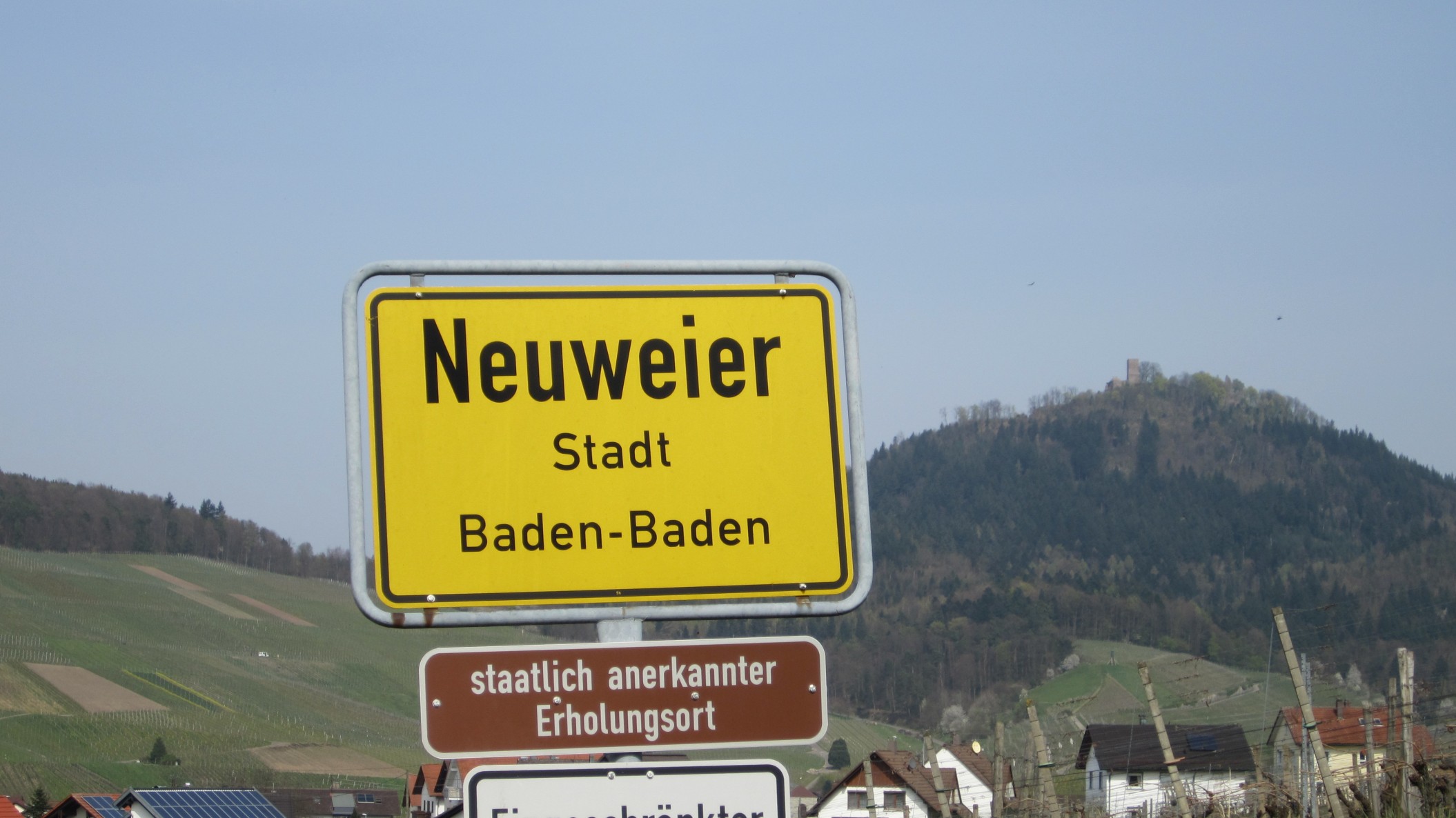 Ortsschild Neuweier mit Schild "staatlich anerkannter Erholungsort"